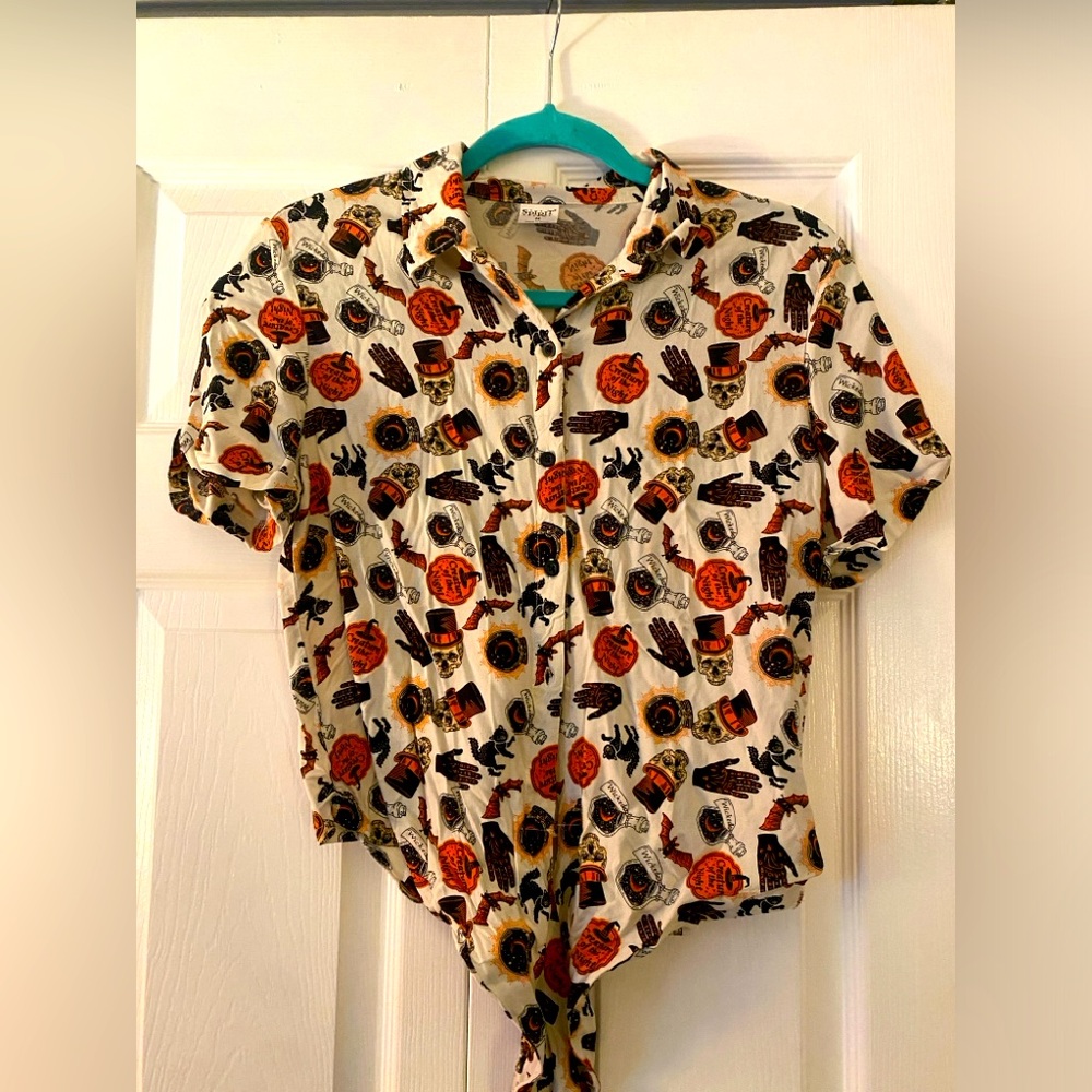 NWOT 🎃👻💀Spirit Halloween Women’s Spooky Short Sleeve Buttondown🎃👻💀 Size M